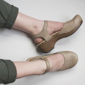 dansko sam sand dollar